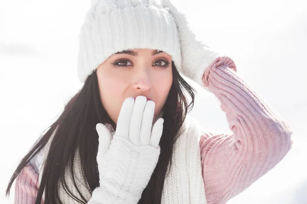 Close Van Portret Van Mooie Opgewonden Vrouw — Stockfoto