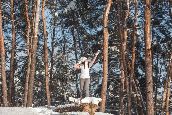 Молодая Женщина Пытается Найти Мобильную Связь Лесу — стоковое фото