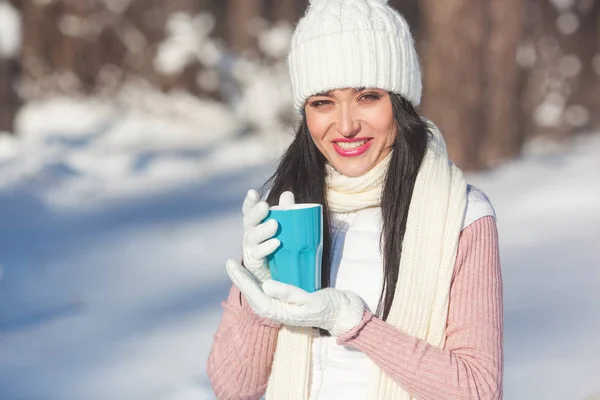 Jonge Aantrekkelijke Vrouw Drinken Koffie Buiten Winter — Stockfoto