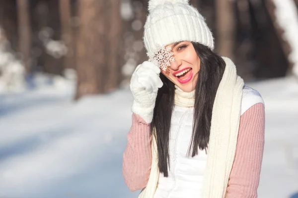 Portret Van Vrolijke Jongedame Met Sneeuwvlok Achtergrond Van Winter — Stockfoto