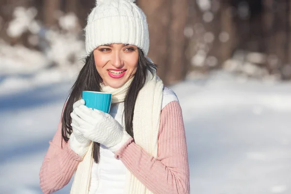 Junge Attraktive Frau Trinkt Winter Kaffee Freien — Stockfoto