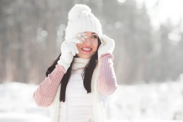 Портрет Молодой Веселой Женщины Снежинкой Зимнем Фоне — стоковое фото