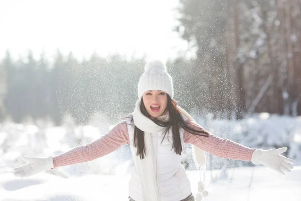 Веселая Молодая Женщина Зимнее Время Открытом Воздухе Весело — стоковое фото