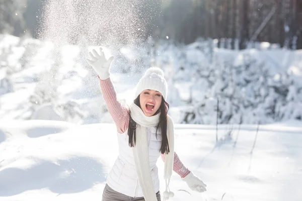 Açık havada eğleniyor kış zamanında neşeli genç kadın