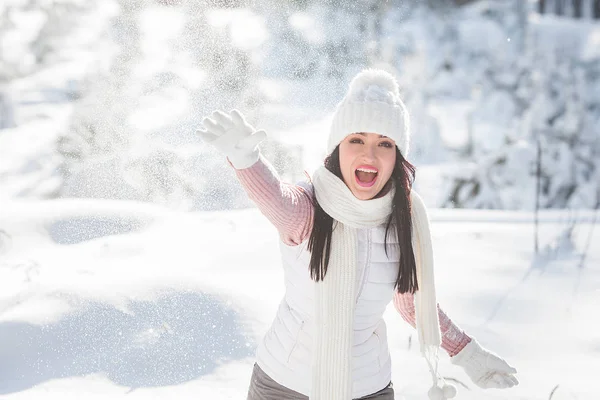 Vrolijke Jonge Vrouw Winter Buiten Plezier — Stockfoto