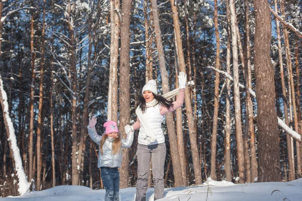 Neşeli aile kışın dışarıda eğleniyor