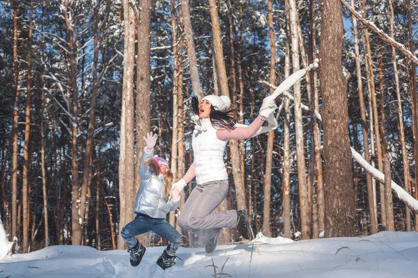 Neşeli aile kışın dışarıda eğleniyor