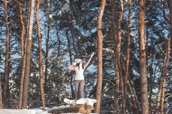 Молодая Женщина Пытается Найти Мобильную Связь Зимнем Лесу — стоковое фото