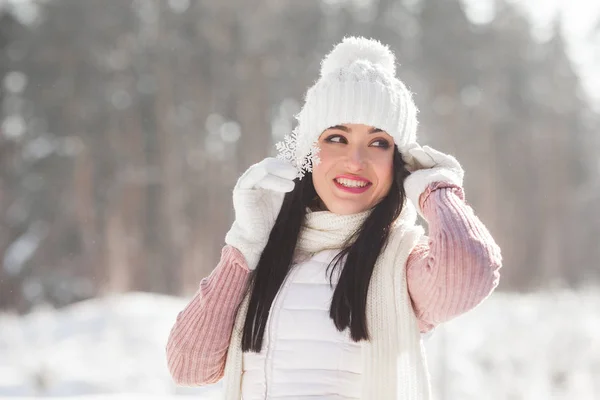 Крупный План Портрета Молодой Привлекательной Женщины Зимой Держащей Снежинку — стоковое фото