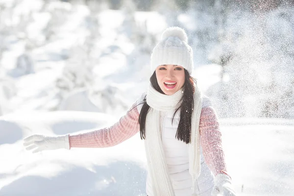 Веселая Молодая Женщина Зимой Открытом Воздухе — стоковое фото