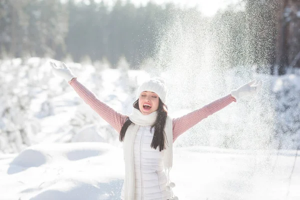 Веселая Молодая Женщина Зимой Открытом Воздухе — стоковое фото