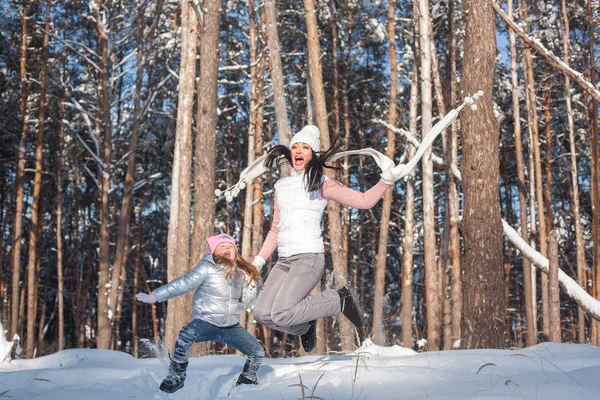 Genç güzel anne ve küçük kızı kışın dışarıda eğleniyor. Çocuk ve kar, doğa ile oynarken annesi güzel. Parçalı
