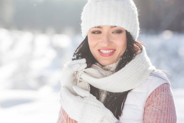 Açık havada eğleniyor kış zamanında neşeli genç kadın