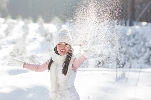 Açık havada eğleniyor kış zamanında neşeli genç kadın