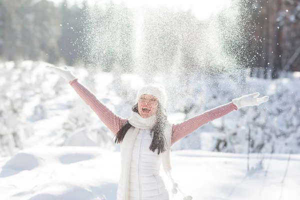 Веселая Молодая Женщина Зимнее Время Открытом Воздухе Весело — стоковое фото