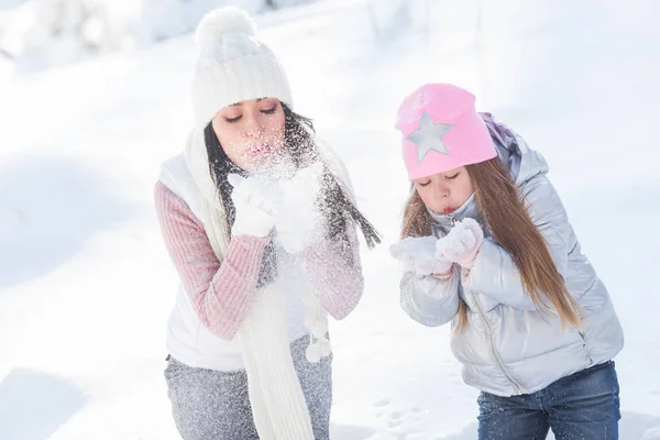 Joven Madre Bonita Niña Divirtiéndose Aire Libre Invierno Alegre Niño —  Fotos de Stock