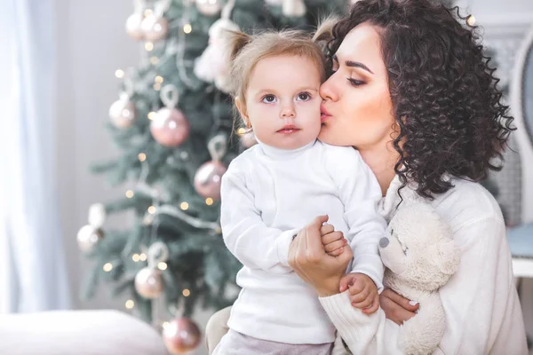 Jovem Mãe Sua Filha Divertindo Perto Árvore Natal Dentro Casa — Fotografia de Stock