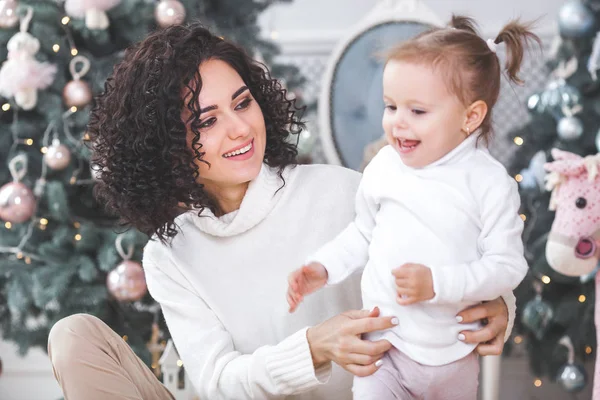 Jovem Mãe Sua Filha Divertindo Perto Árvore Natal Dentro Casa — Fotografia de Stock