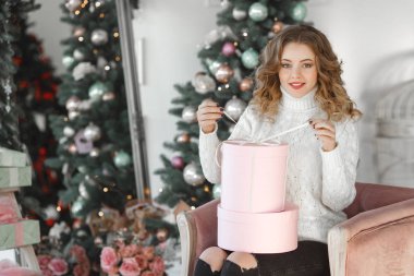 Noel arka plan üzerinde genç güzel kadın portresi kapatın