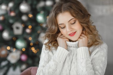 Noel arka plan üzerinde genç güzel kadın portresi kapatın