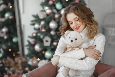 Noel arka plan üzerinde genç güzel kadın portresi kapatın