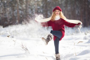 Kış zamanı mekanlarda eğleniyor genç güzel kadın