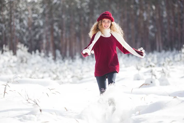 Giovane Bella Donna Diverte Inverno All Aperto — Foto Stock