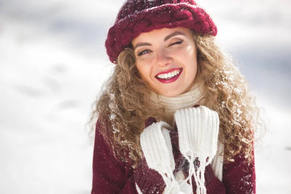 Portret Van Jonge Mooie Vrouw Winter Achtergrond Close — Stockfoto