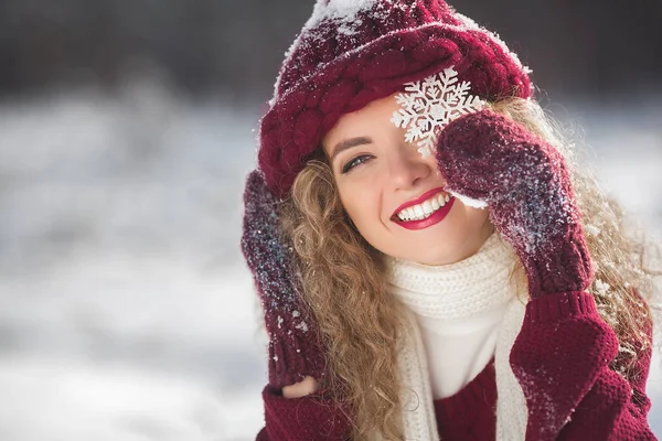 Close Ritratto Giovane Bella Donna Sfondo Invernale — Foto Stock