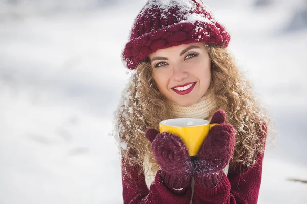 Close Van Portret Van Jonge Mooie Vrouw Met Een Kop — Stockfoto