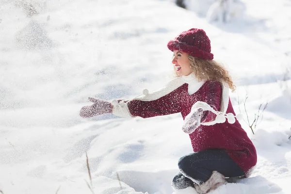 Молодая Красивая Женщина Веселится Зимой Открытом Воздухе — стоковое фото