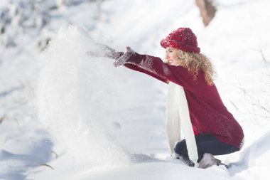 Kış zamanı mekanlarda eğleniyor genç güzel kadın