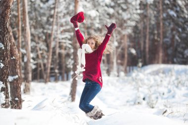Kış zamanı mekanlarda eğleniyor genç güzel kadın
