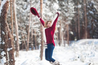 Kış zamanı mekanlarda eğleniyor genç güzel kadın