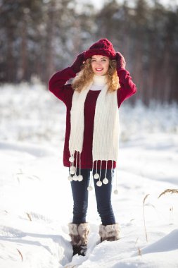 Kış zamanı mekanlarda eğleniyor genç güzel kadın