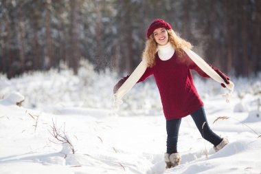 Kış zamanı mekanlarda eğleniyor genç güzel kadın