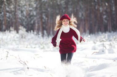 Kış zamanı mekanlarda eğleniyor genç güzel kadın
