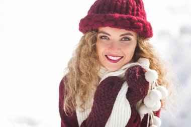 Kış arka plan üzerinde genç güzel kadın portresi kapatın