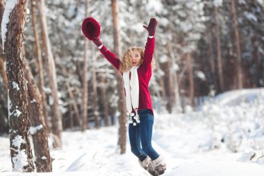 Kış zamanı mekanlarda eğleniyor genç güzel kadın