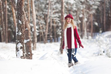 Kış zamanı mekanlarda eğleniyor genç güzel kadın