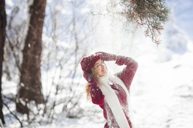 Kış zamanı mekanlarda eğleniyor genç güzel kadın