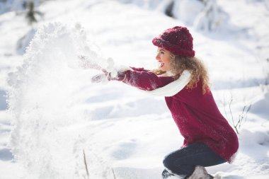 Kış zamanı mekanlarda eğleniyor genç güzel kadın