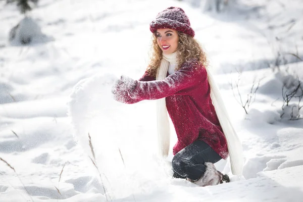 Молодая Красивая Женщина Веселится Зимой Открытом Воздухе — стоковое фото