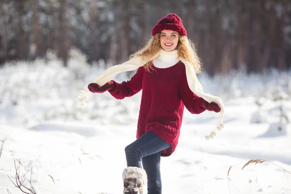 Jovem Mulher Bonita Divertindo Inverno Livre — Fotografia de Stock