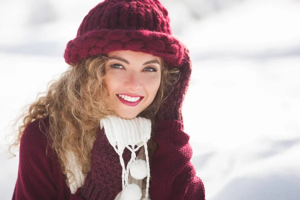 Крупный План Портрет Молодой Красивой Женщины Зимнем Фоне — стоковое фото