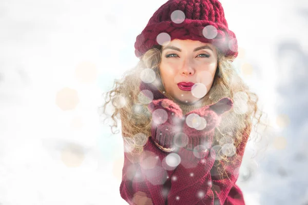 Portret Van Vrolijke Jongedame Blazen Sneeuw Camera — Stockfoto