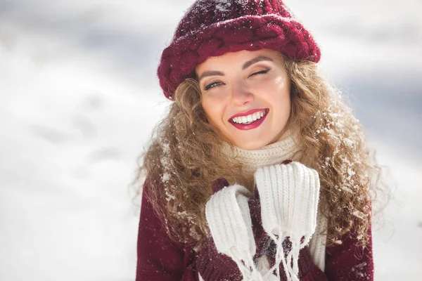 Крупный План Портрет Молодой Красивой Женщины Зимнем Фоне — стоковое фото