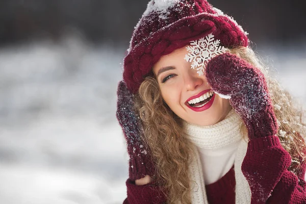 Close Ritratto Giovane Bella Donna Sfondo Invernale — Foto Stock