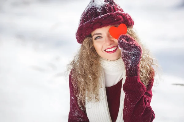 Портрет Молодой Привлекательной Женщины Открытом Воздухе Зимнее Время Показывающий Бумажное — стоковое фото