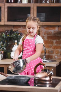 Küçük şirin kız mutfakta eğleniyor
